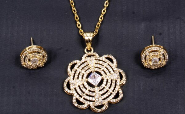 FLOWER PATTERN GOLD PLATED PENDANT SET